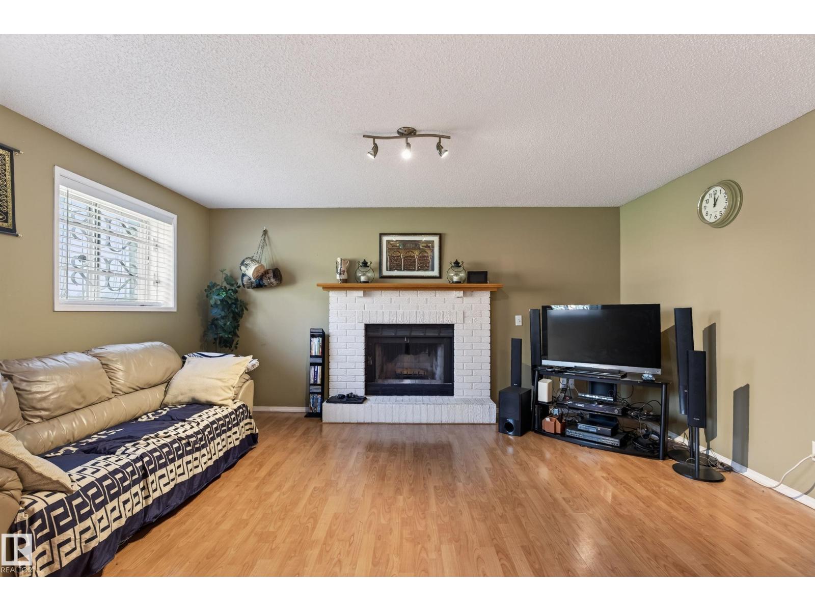 19040 70 Av Nw Property Photo 23