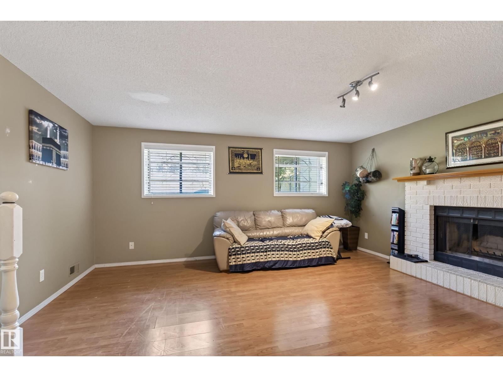 19040 70 Av Nw Property Photo 25