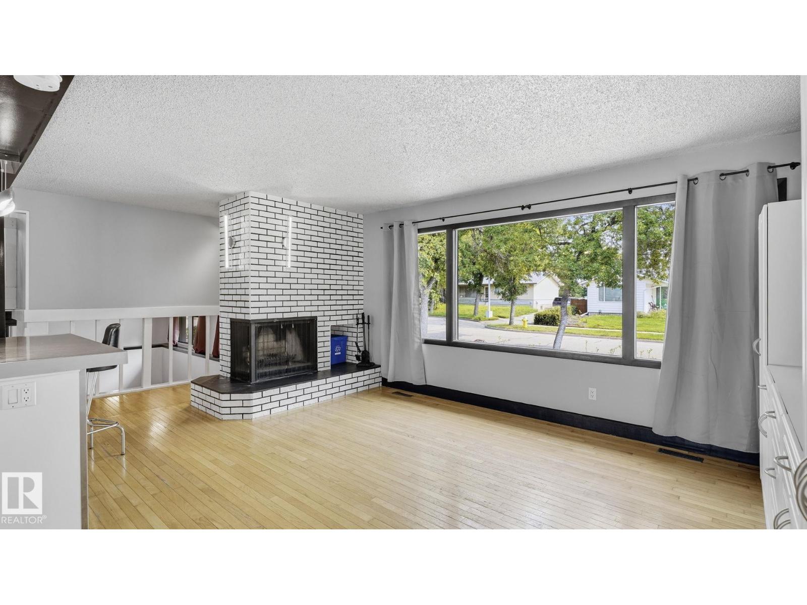 9216 93 St Property Photo 5