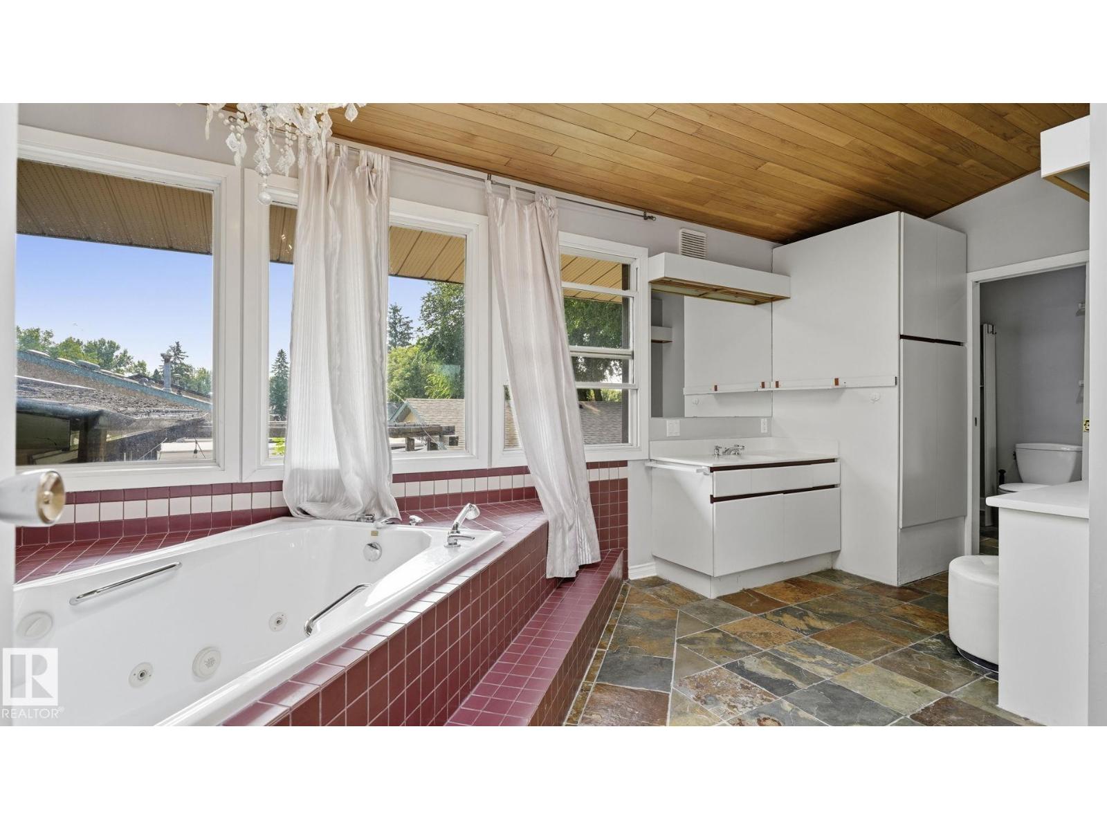 9216 93 St Property Photo 24