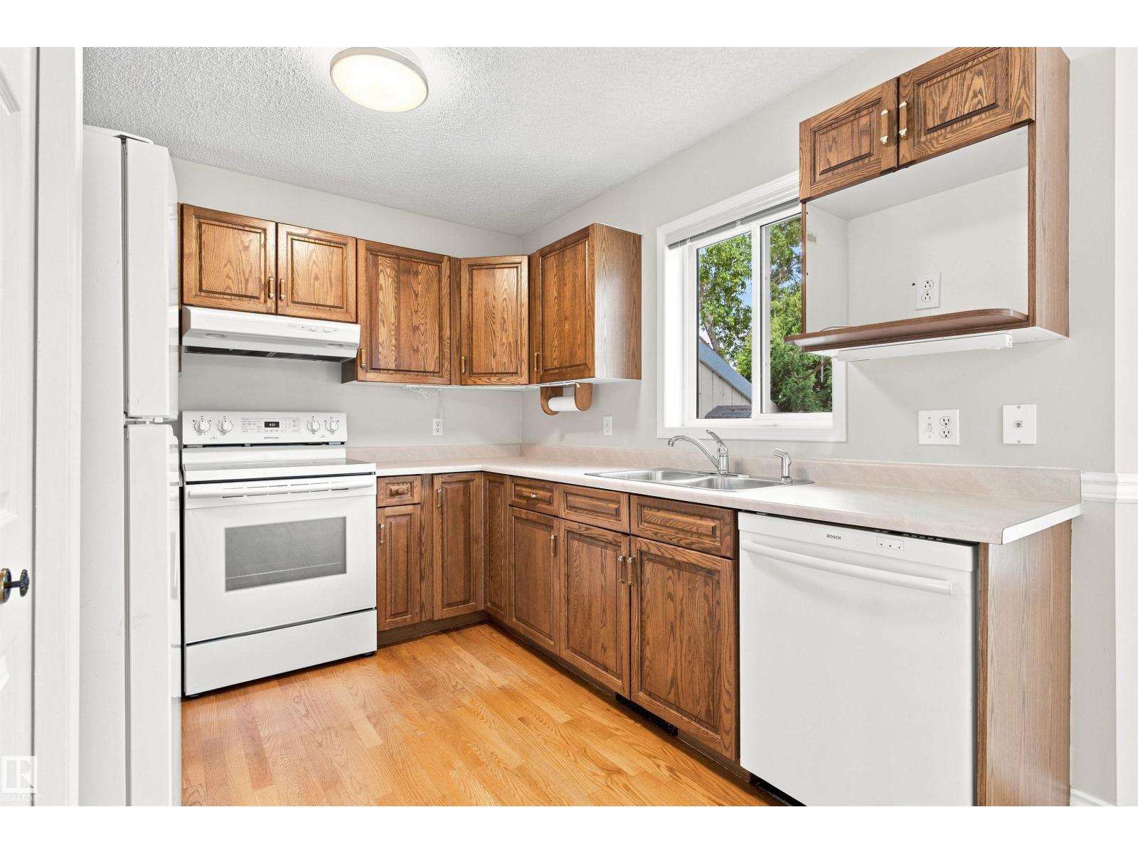 #1 3311 58 St Nw Property Photo 15