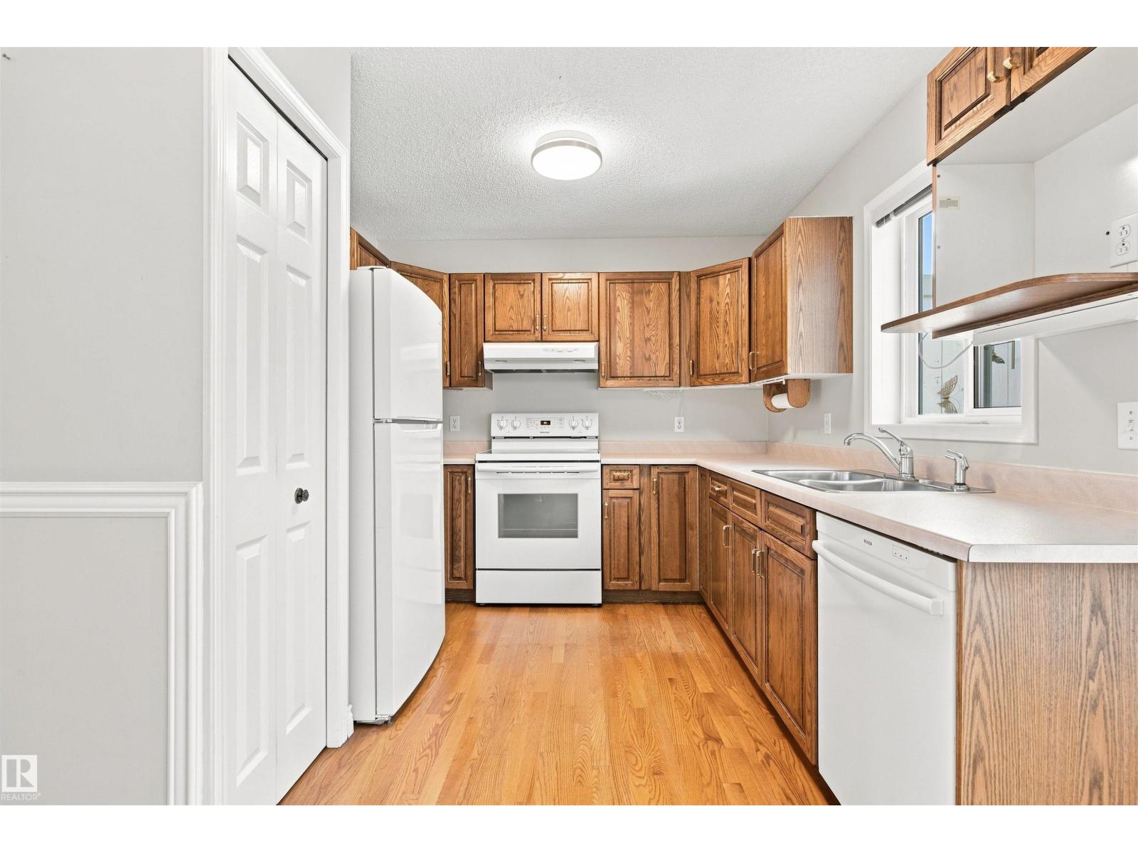 #1 3311 58 St Nw Property Photo 16
