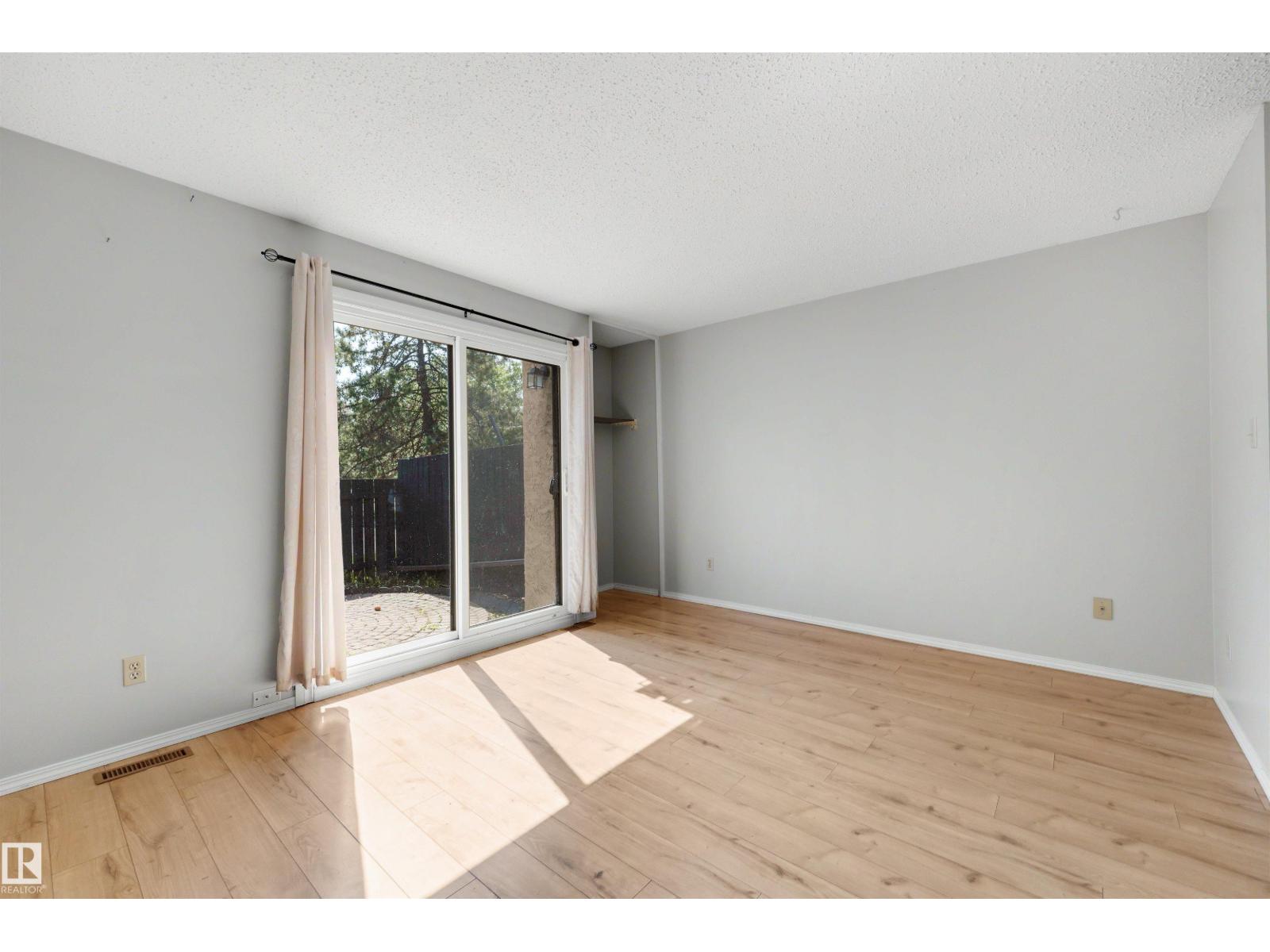 12080 25 Av Nw Property Photo 10