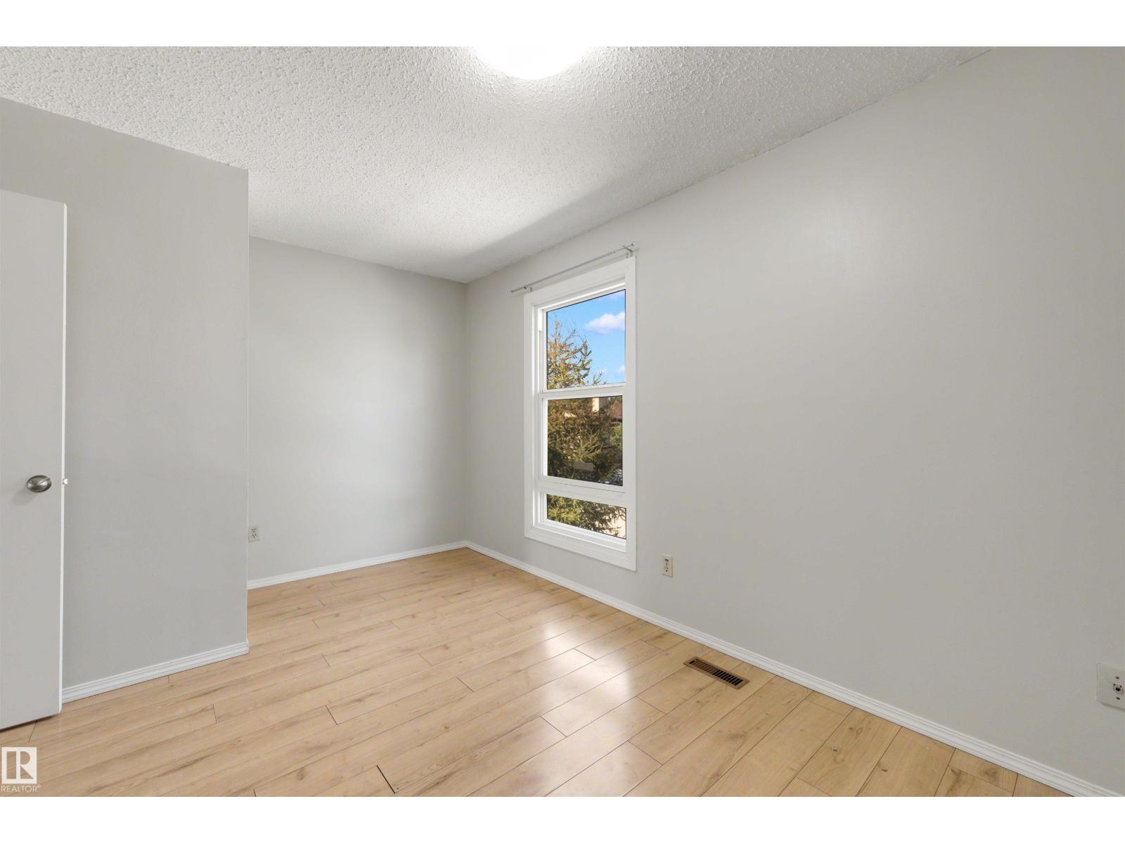 12080 25 Av Nw Property Photo 22