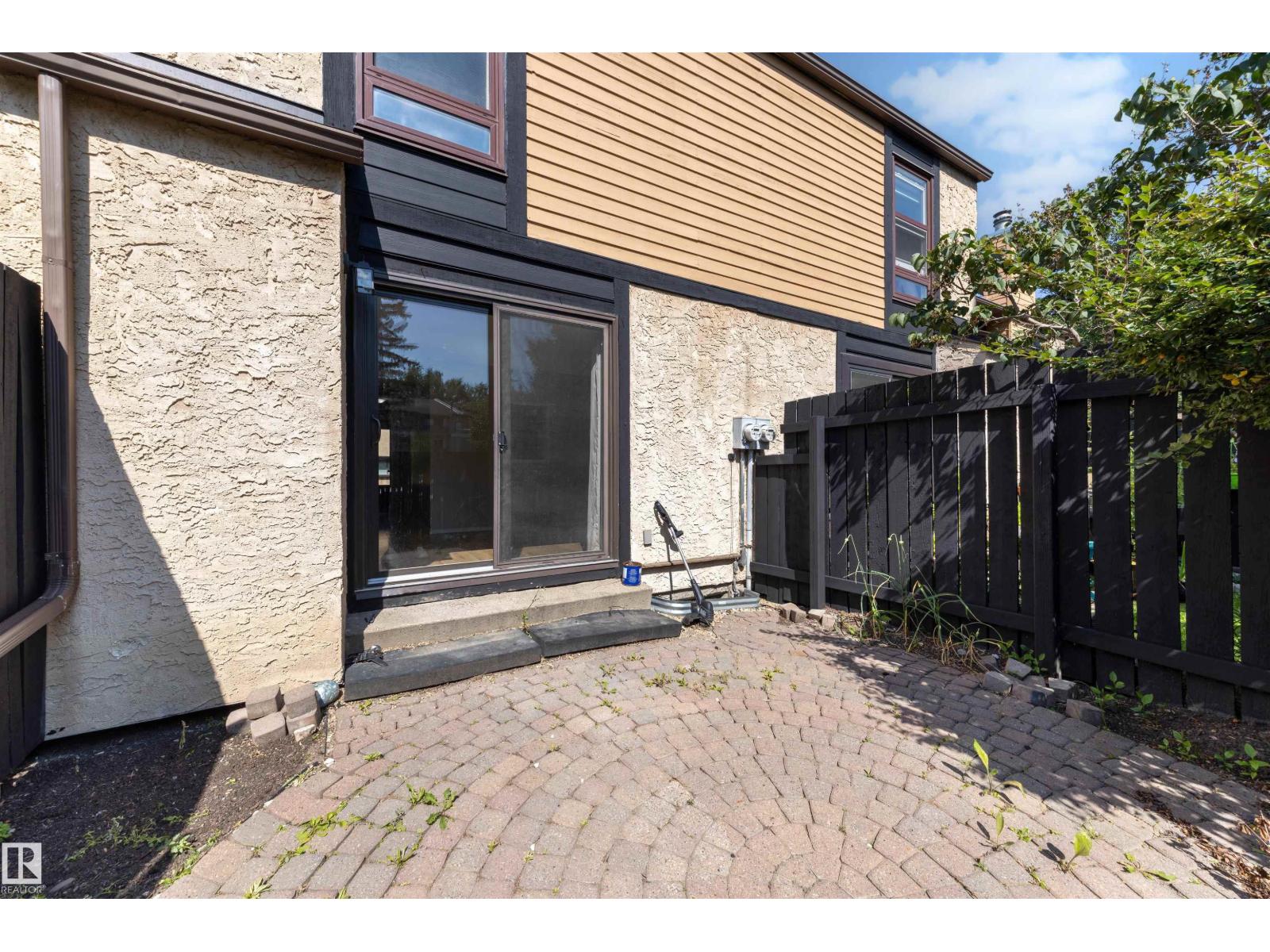 12080 25 Av Nw Property Photo 27