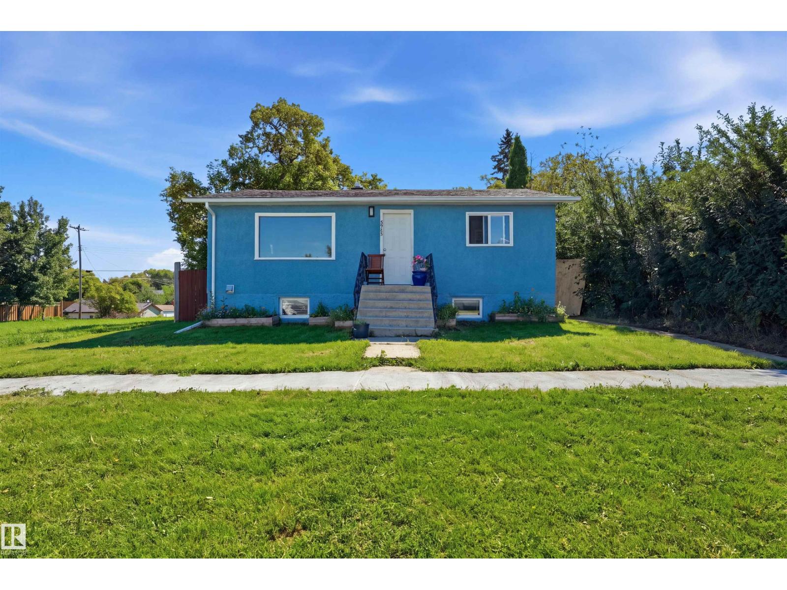 4915 49 Av Property Photo 1