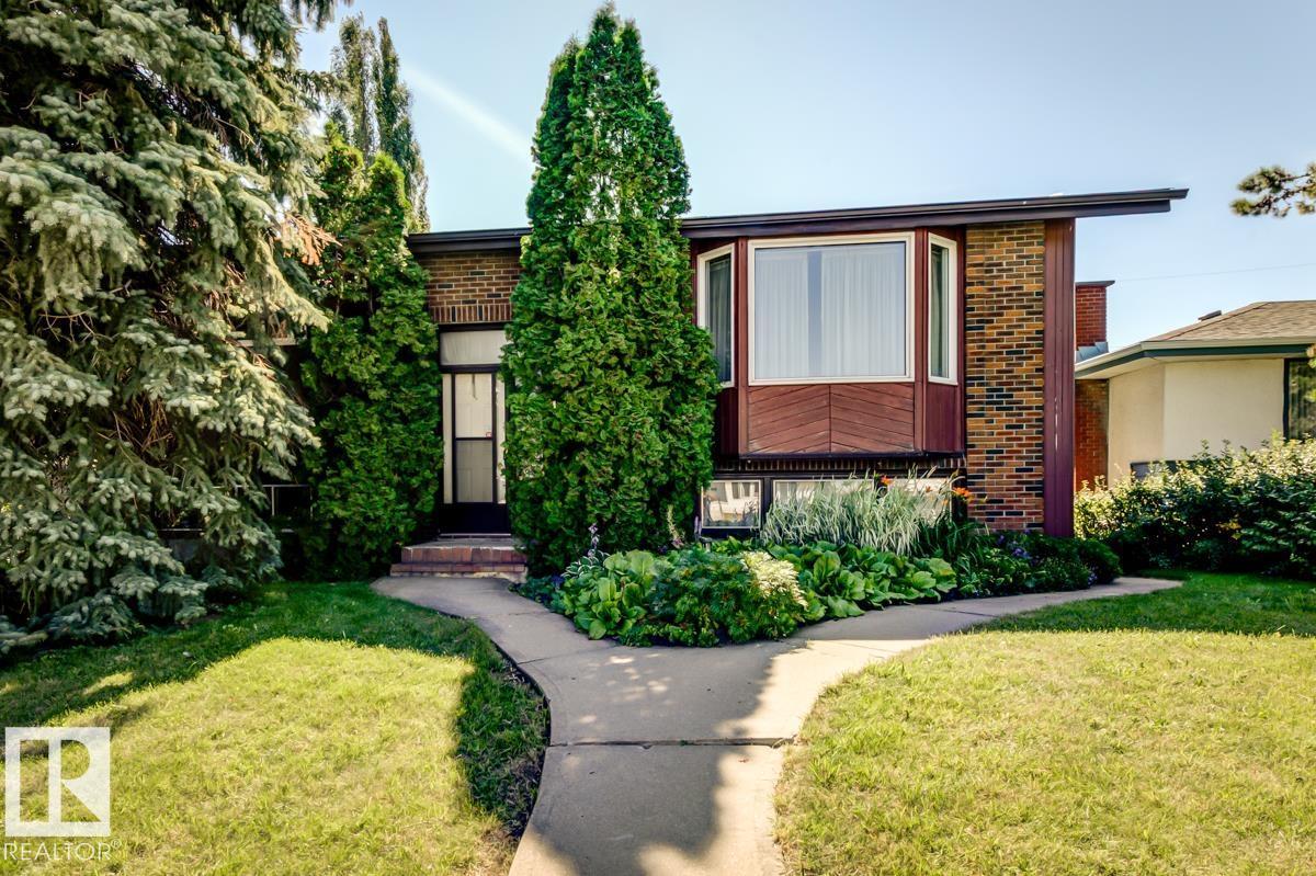 5811 92 AV NW
