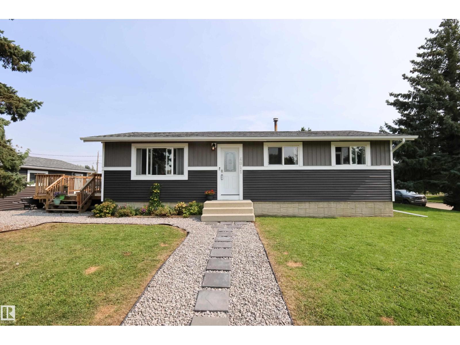 4811 50 St Property Photo 1