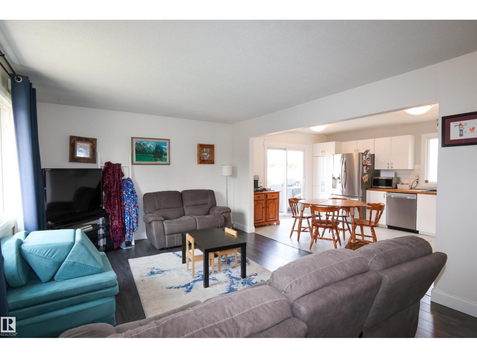 4811 50 St Property Photo 2