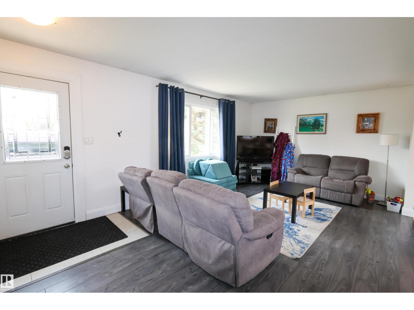 4811 50 St Property Photo 3