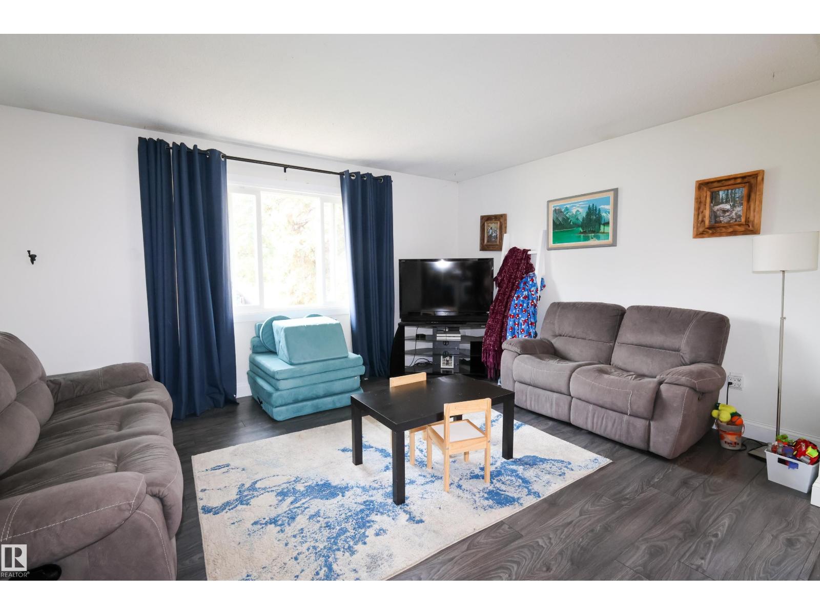 4811 50 St Property Photo 4