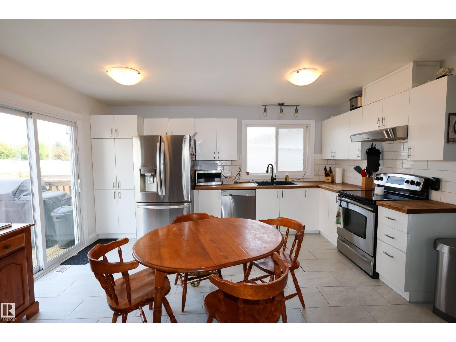 4811 50 St Property Photo 7