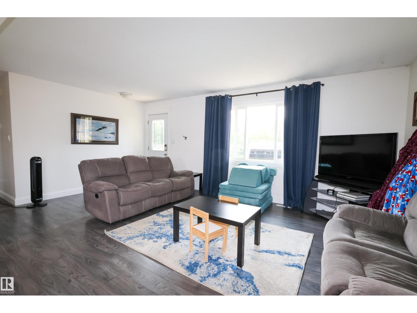 4811 50 St Property Photo 8
