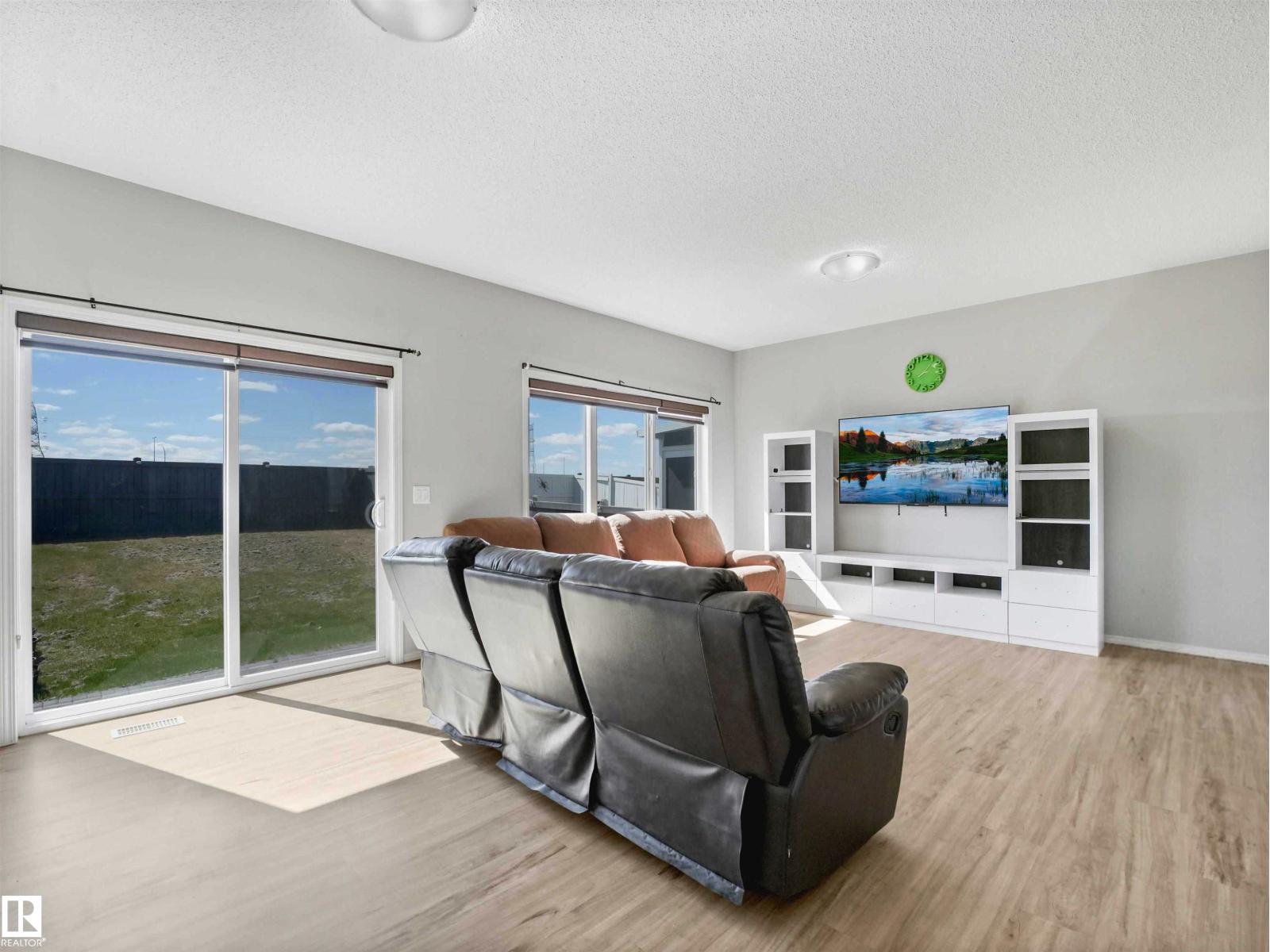 2435 12 Av Nw Property Photo 38
