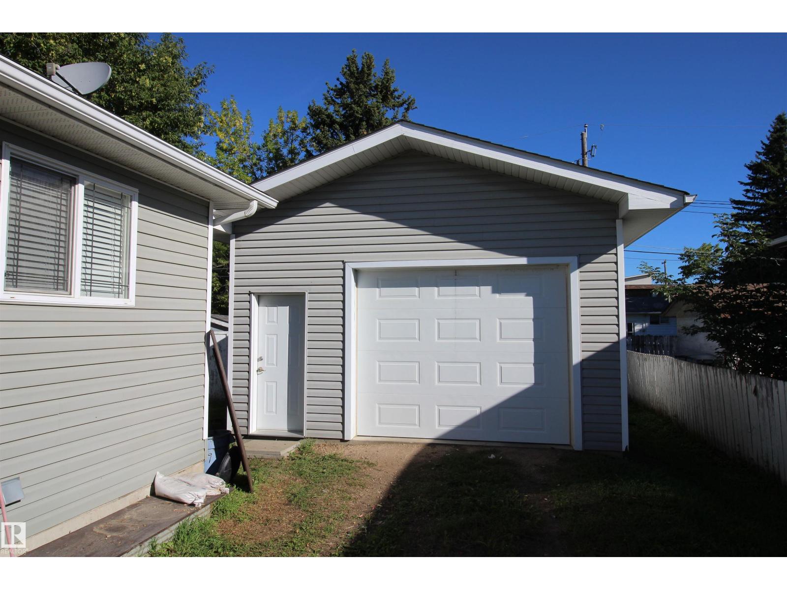 10216 101 St Property Photo 12