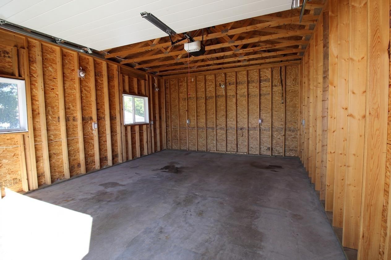 10216 101 St Property Photo 15