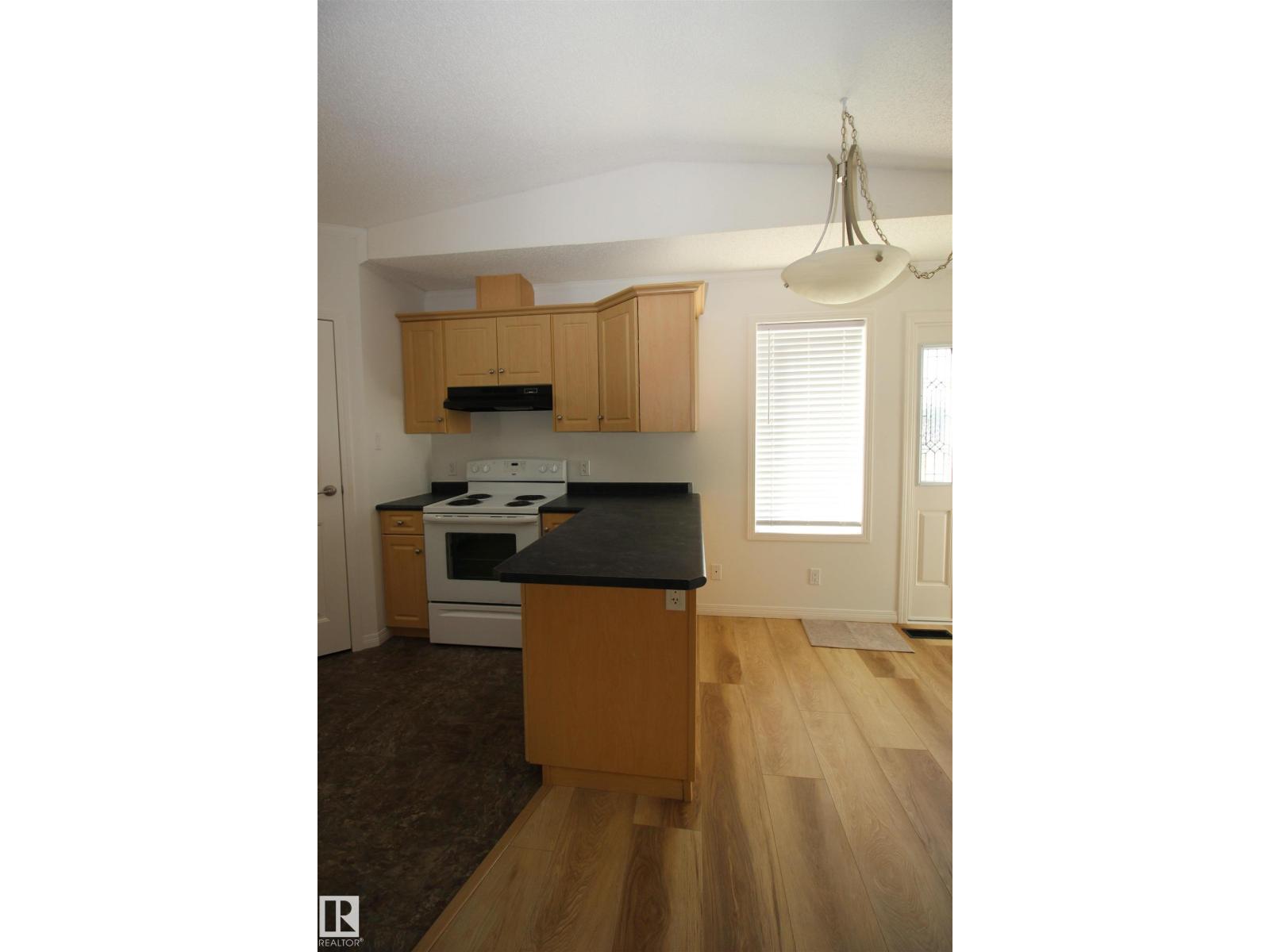 10216 101 St Property Photo 27