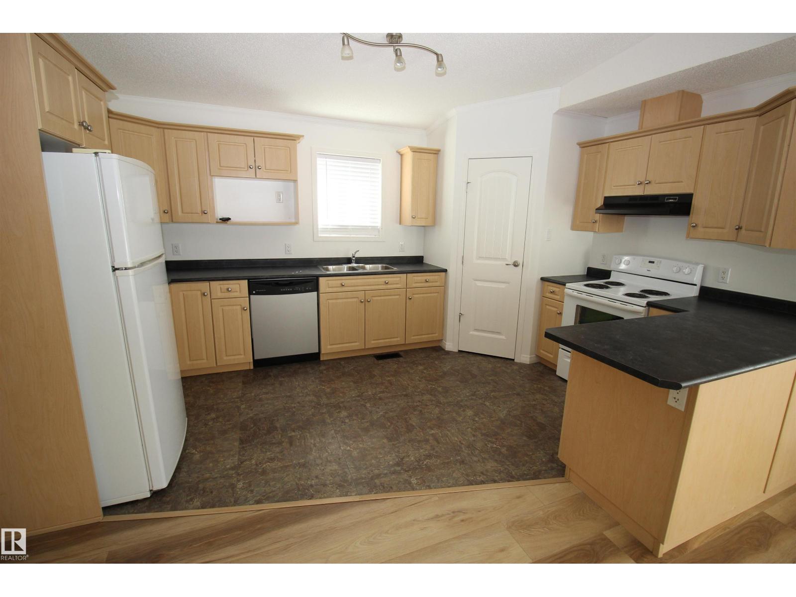 10216 101 St Property Photo 29
