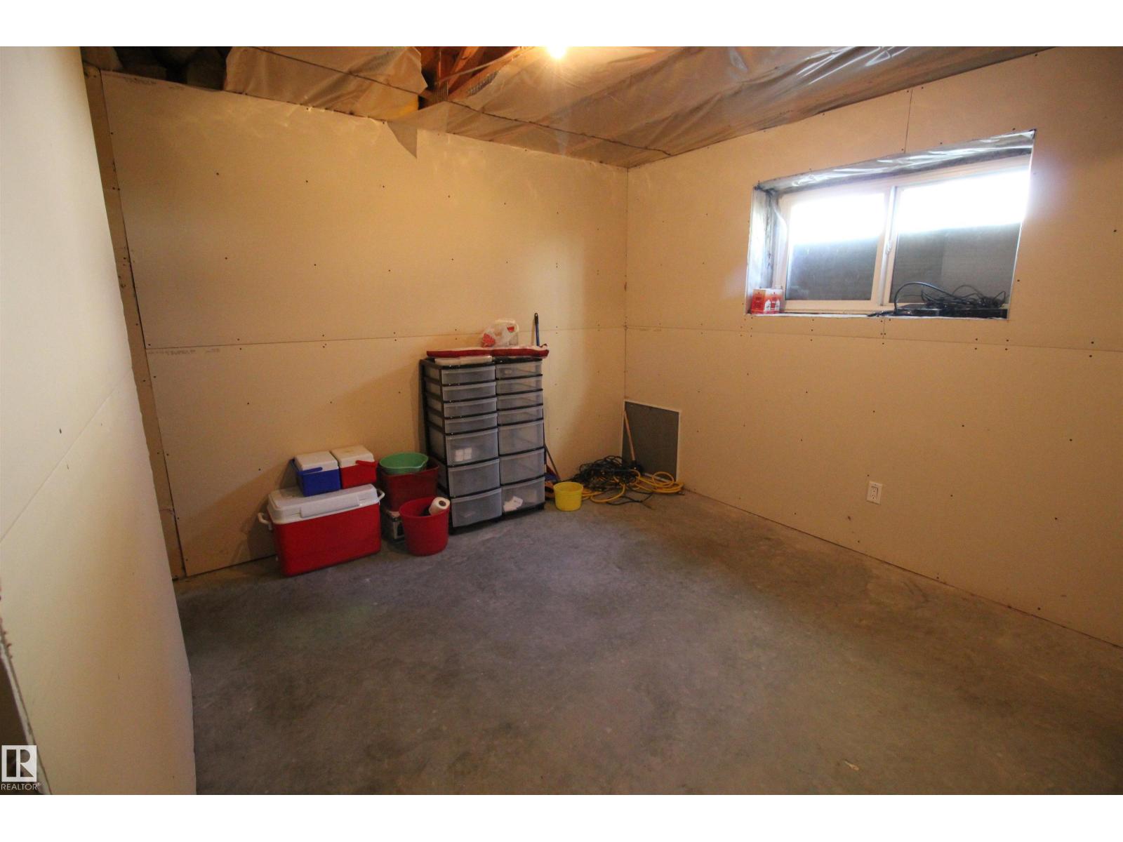 10216 101 St Property Photo 57