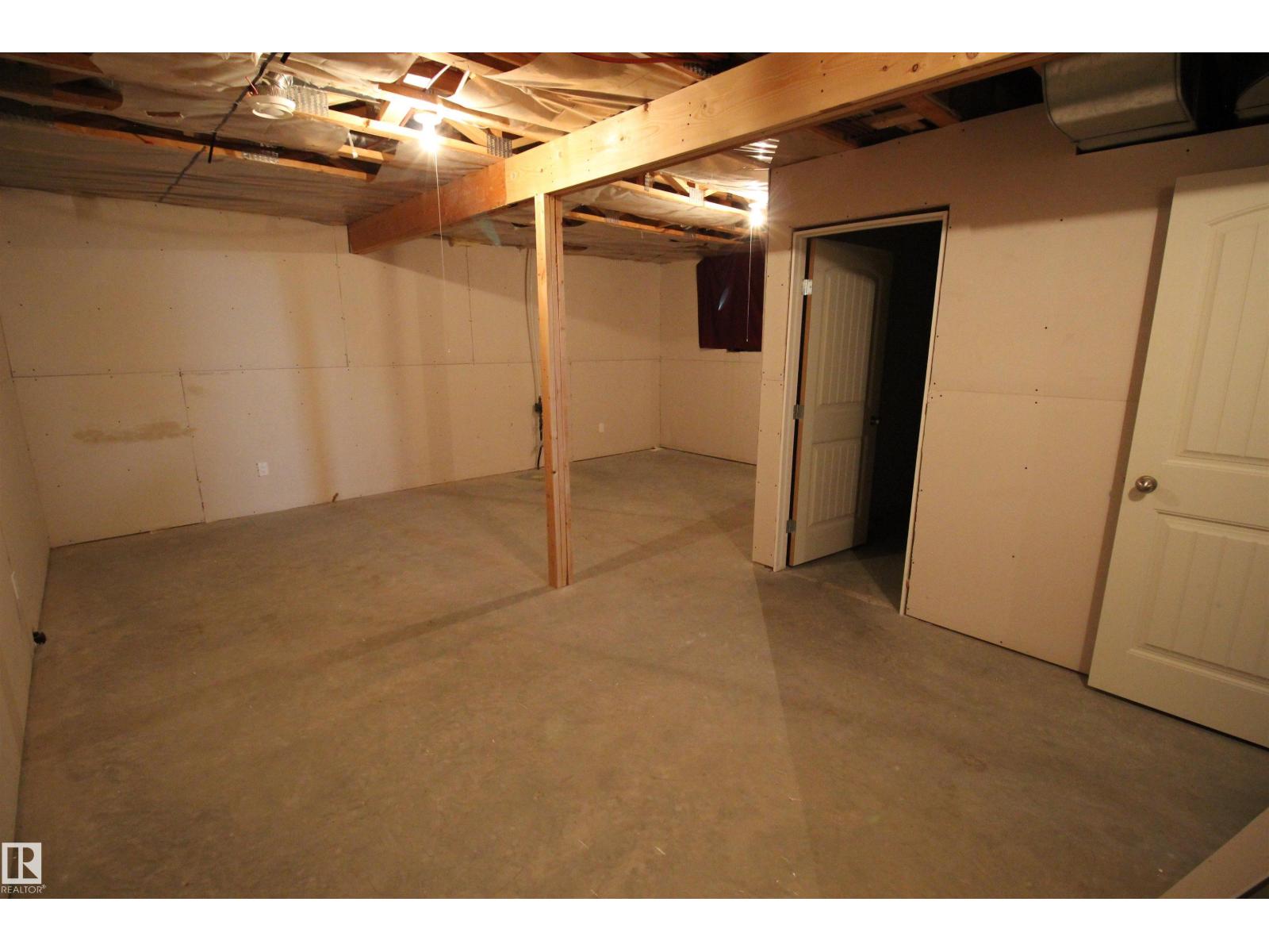 10216 101 St Property Photo 61