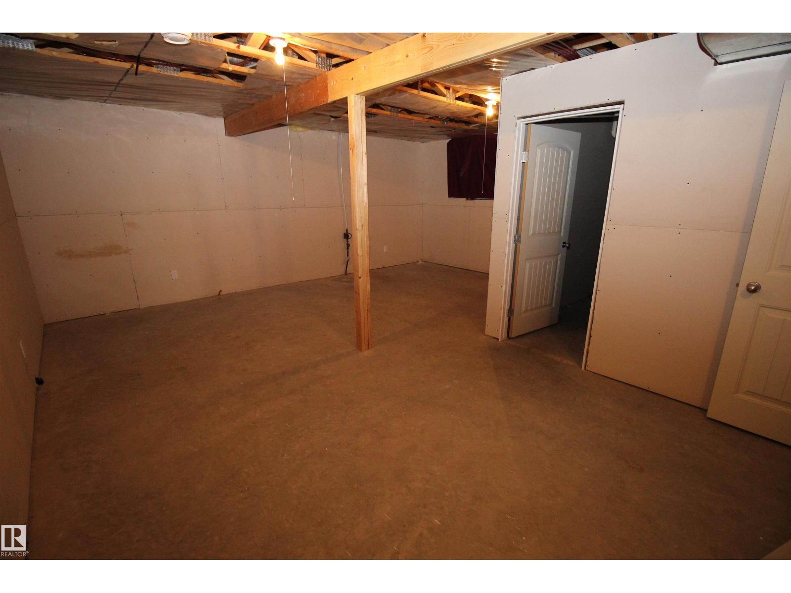 10216 101 St Property Photo 62