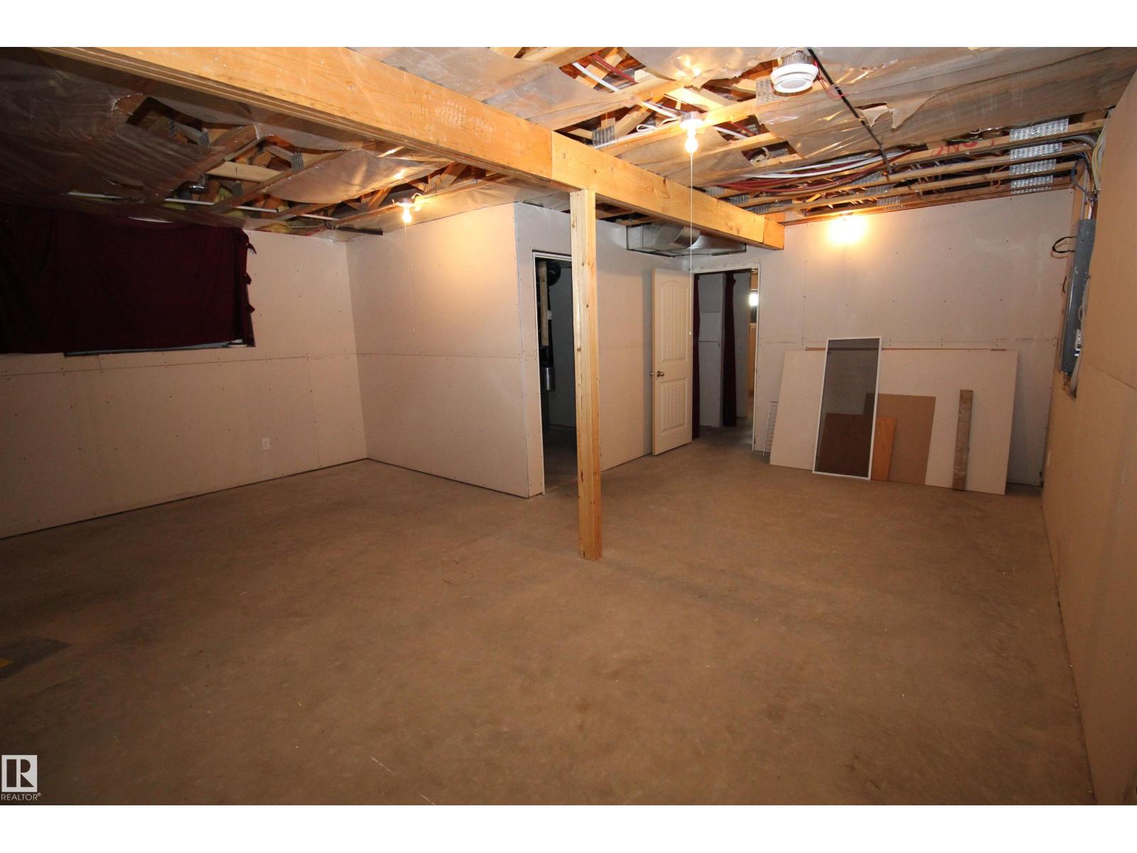 10216 101 St Property Photo 63