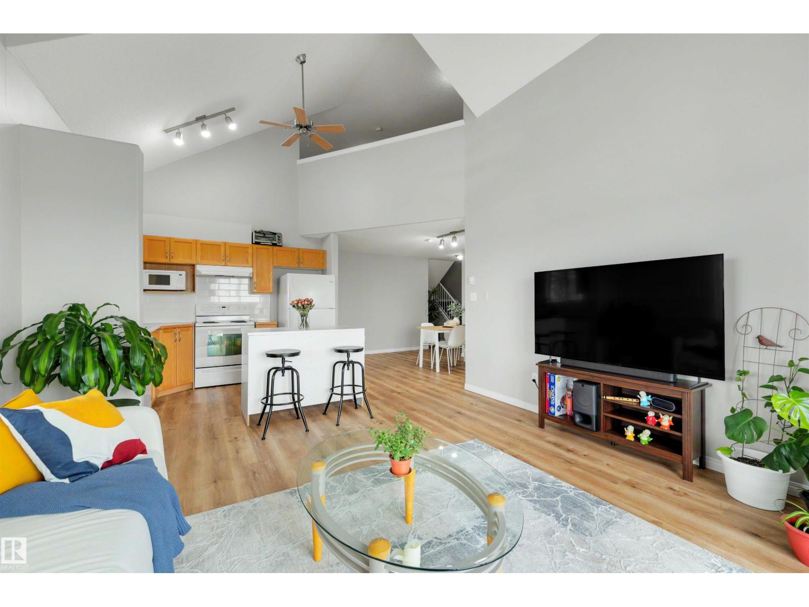 #427 3425 19 St Nw Property Photo 1