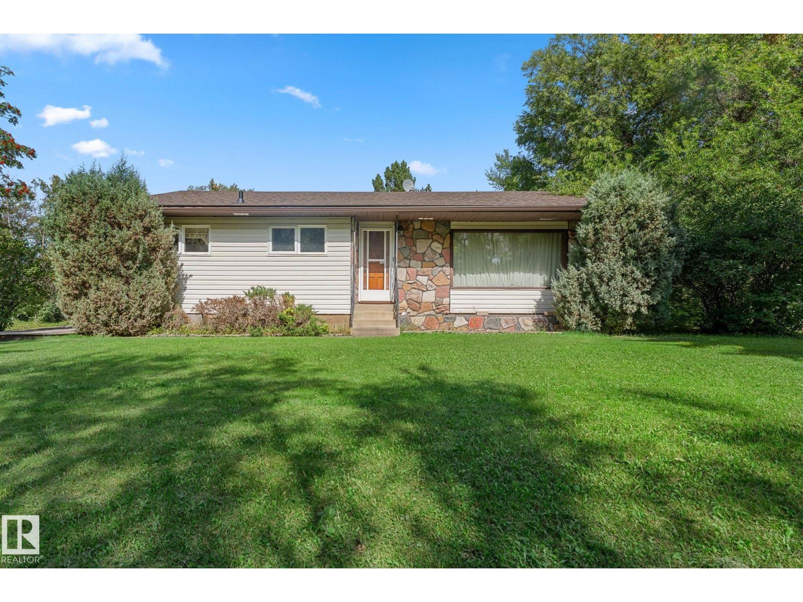 5020 53 Av Property Photo 3