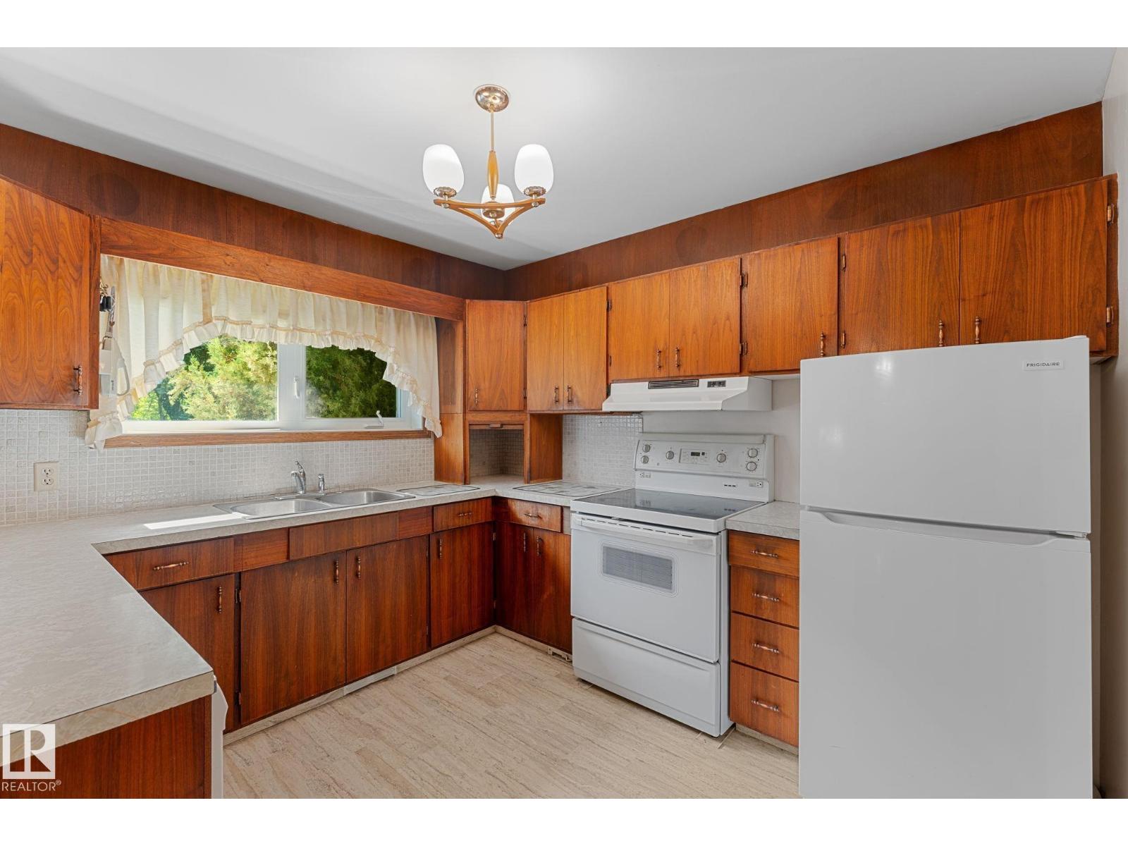 5020 53 Av Property Photo 14