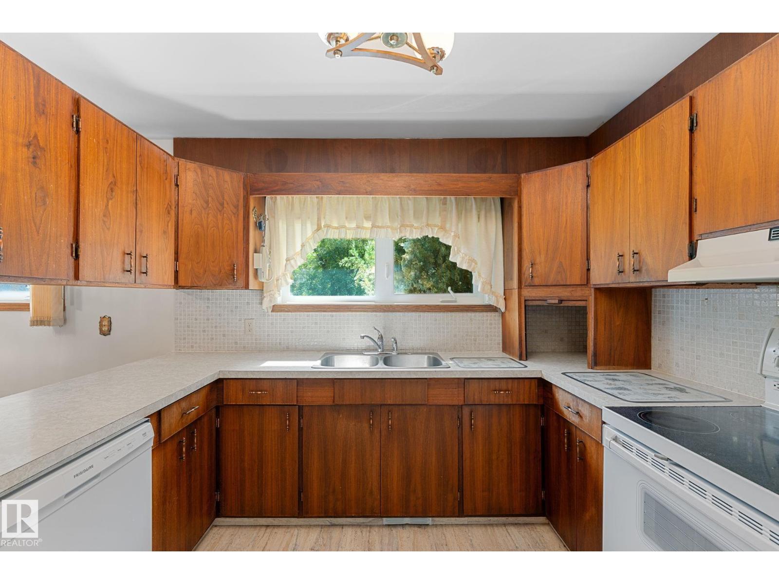5020 53 Av Property Photo 16