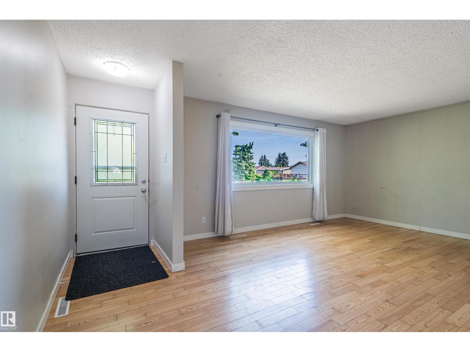 5207 103 Av Nw Property Photo 8