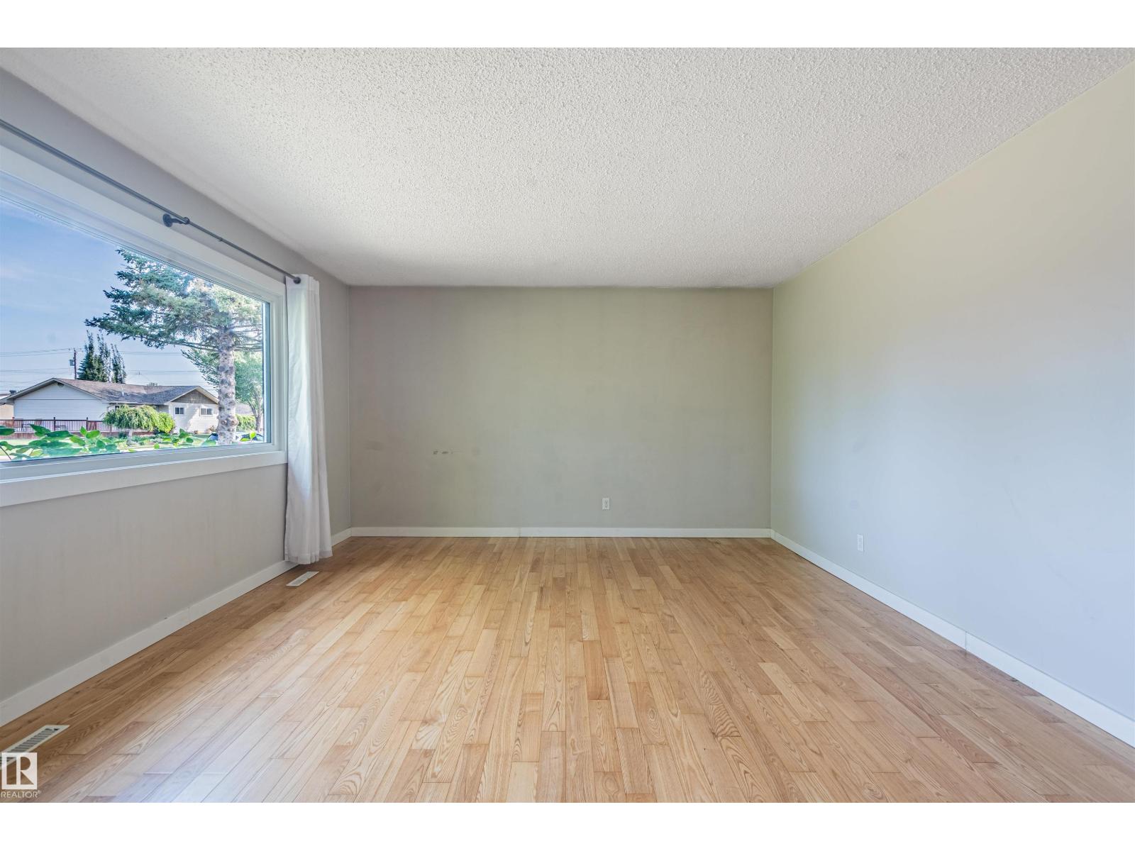 5207 103 Av Nw Property Photo 10