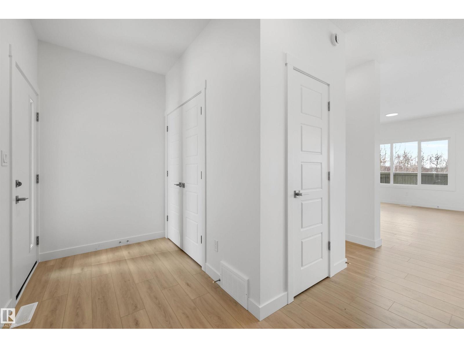8704 183 Av Nw Property Photo 3