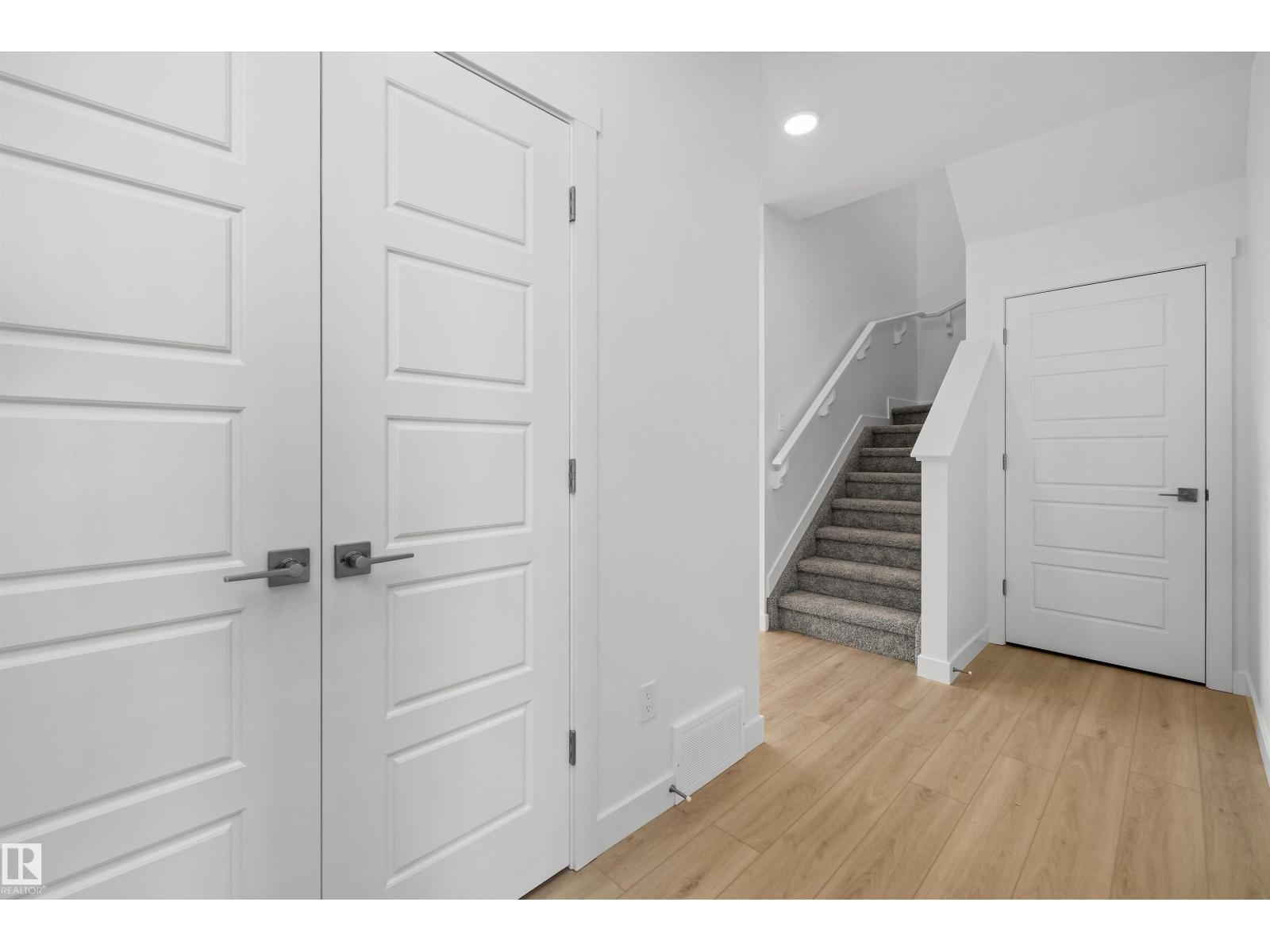 8704 183 Av Nw Property Photo 4