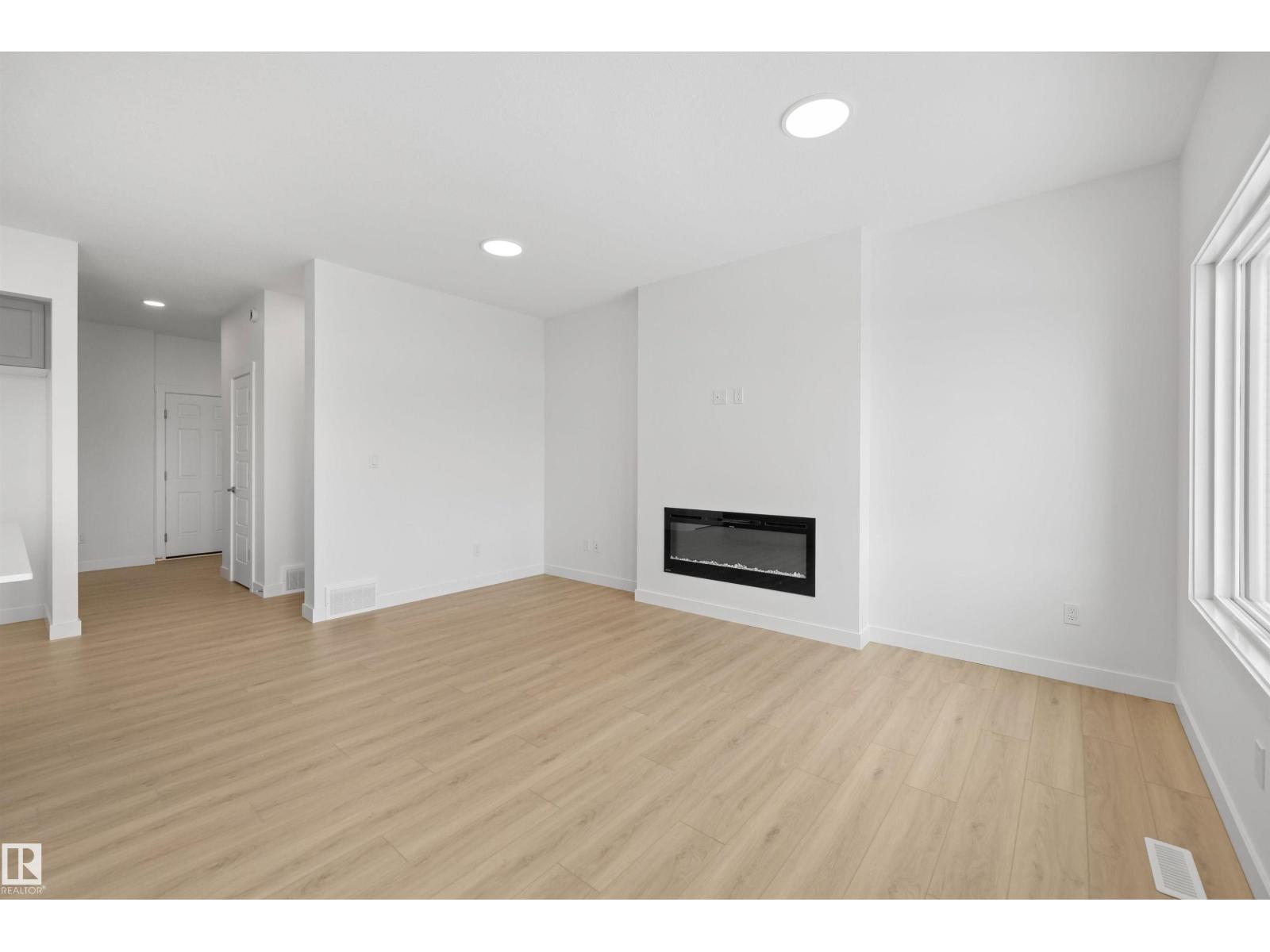 8704 183 Av Nw Property Photo 17