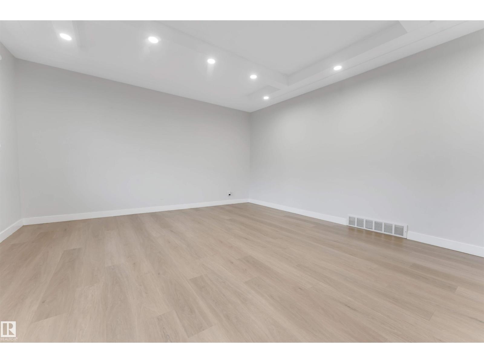 7928 82 Av Nw Property Photo 14
