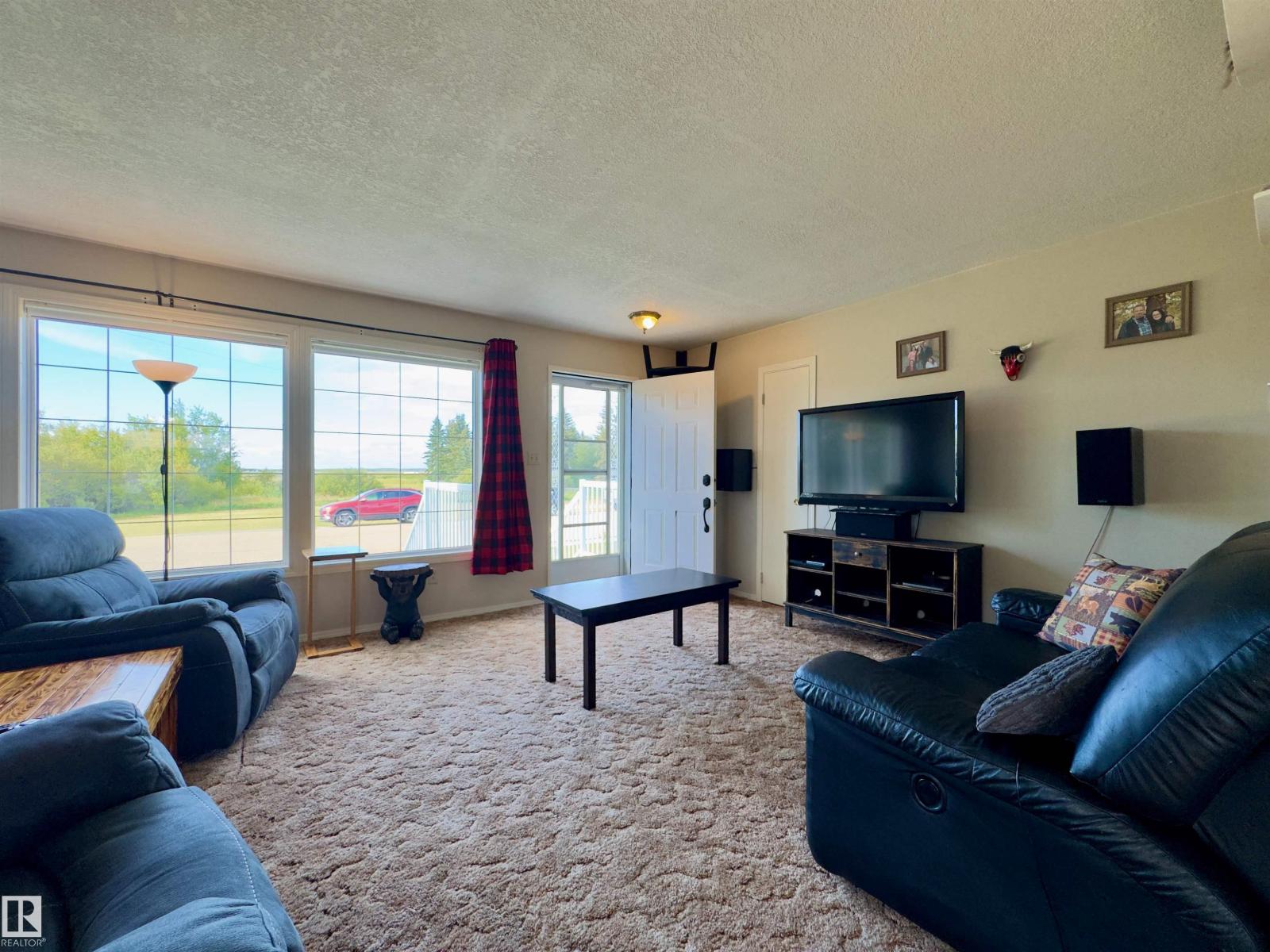4844 47 Av Property Photo 2
