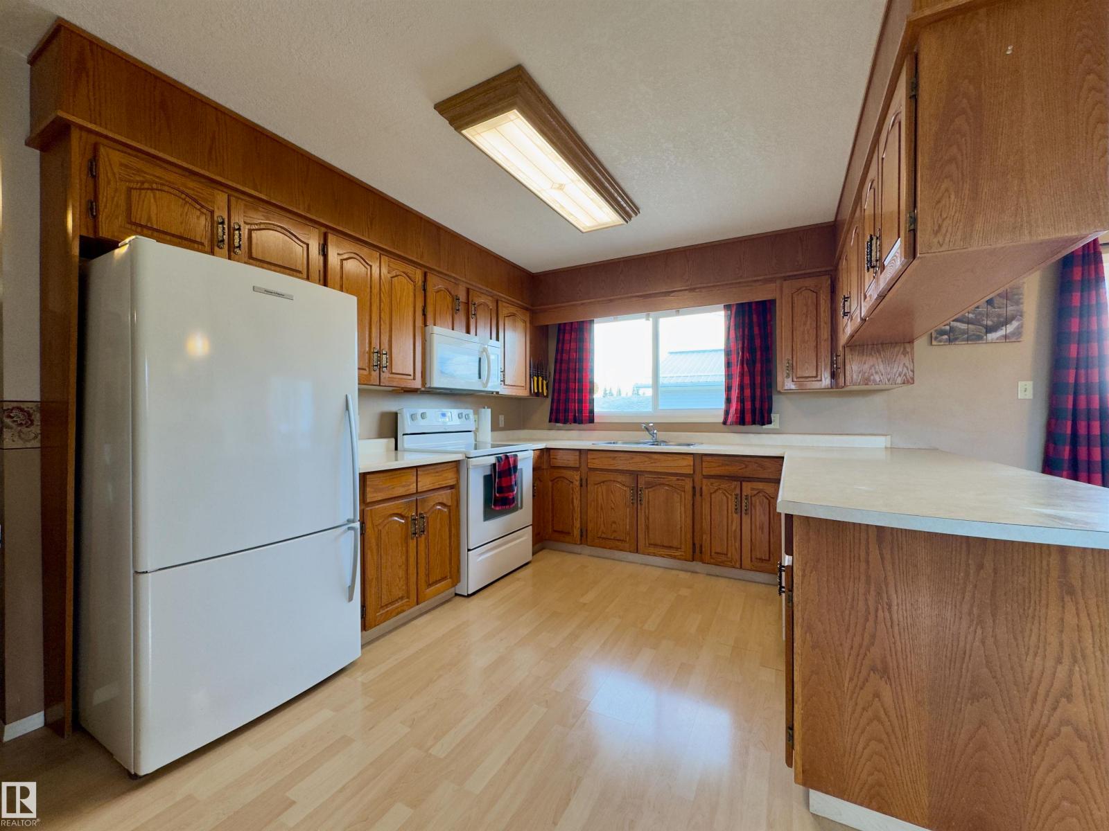 4844 47 Av Property Photo 3