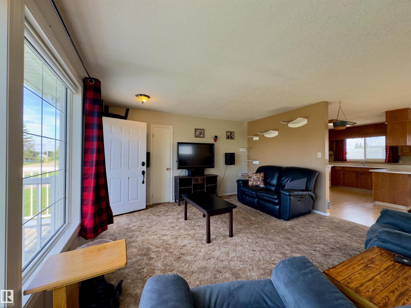 4844 47 Av Property Photo 5