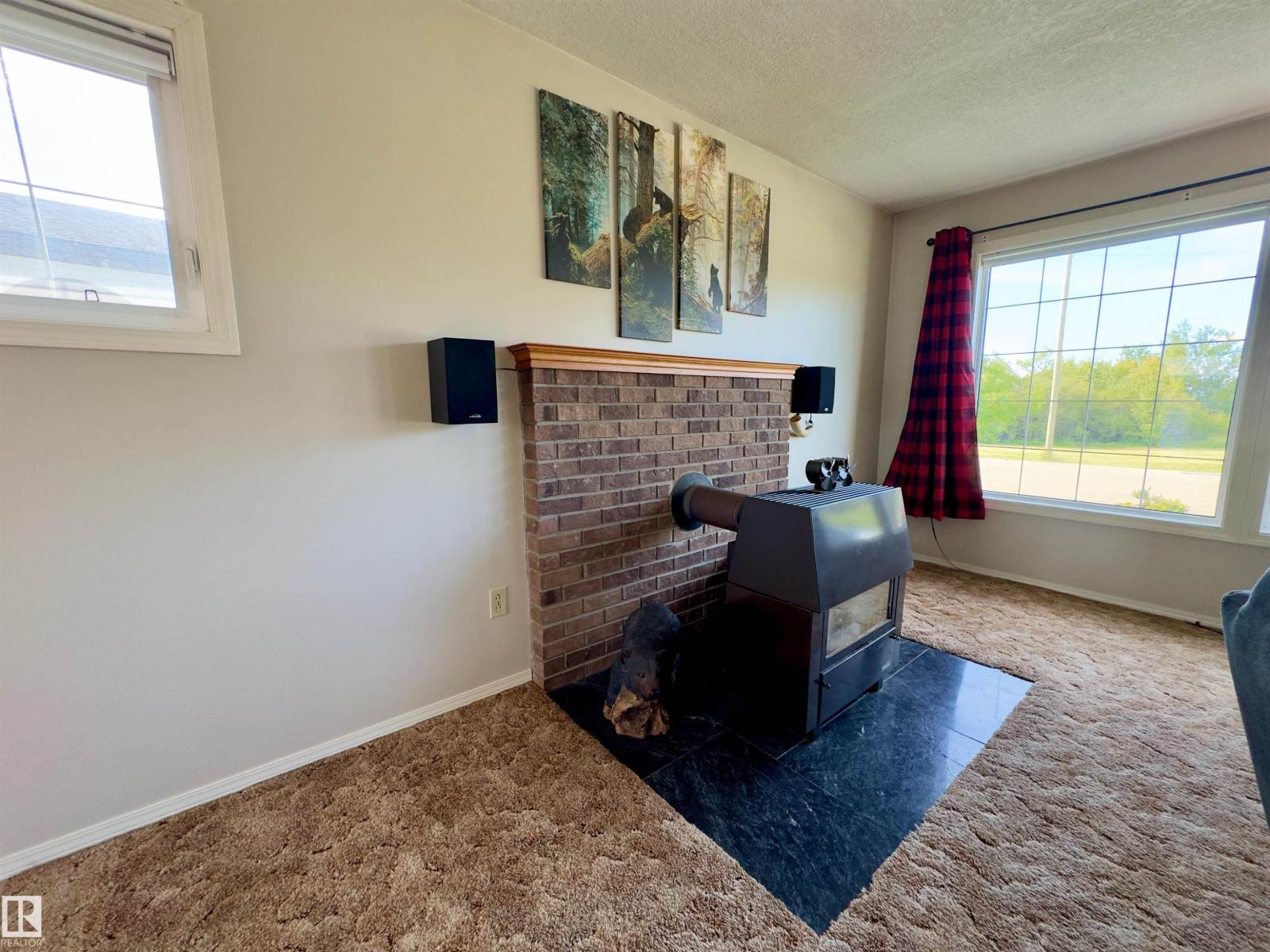 4844 47 Av Property Photo 6