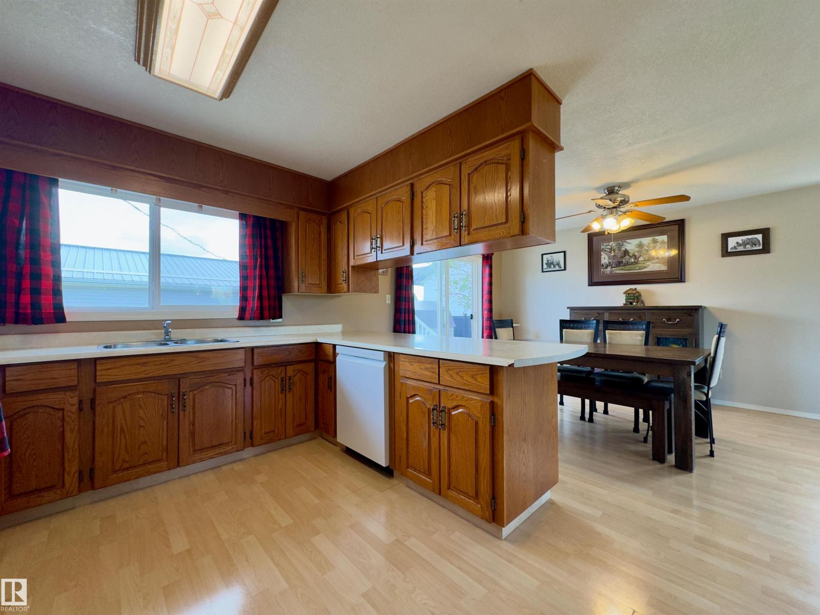 4844 47 Av Property Photo 9