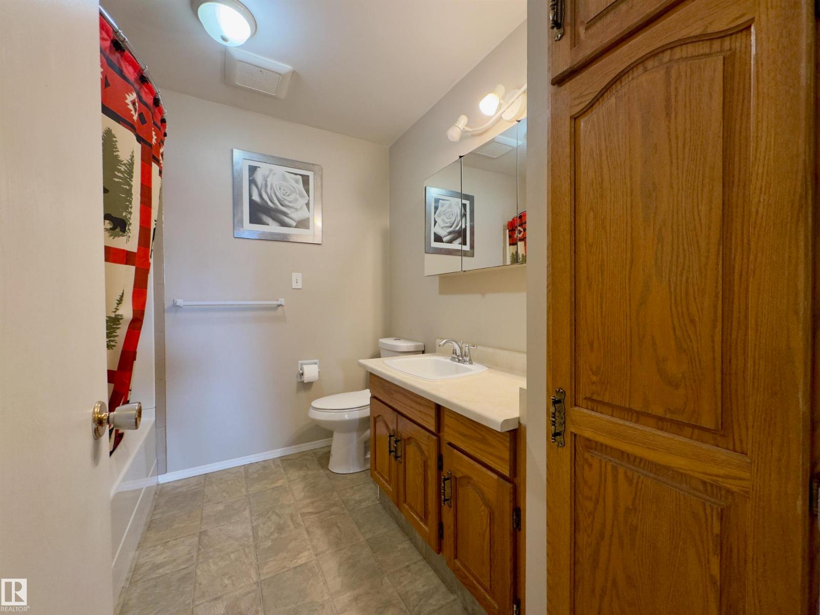 4844 47 Av Property Photo 11