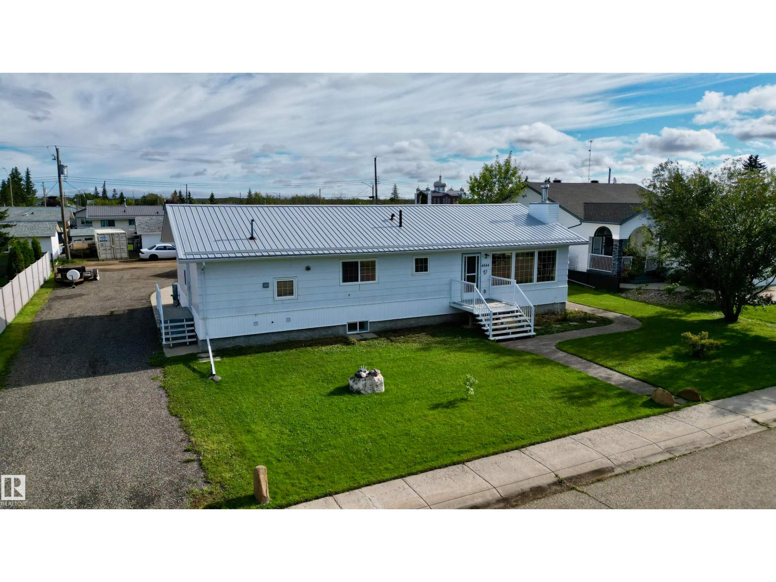 4844 47 Av Property Photo 34