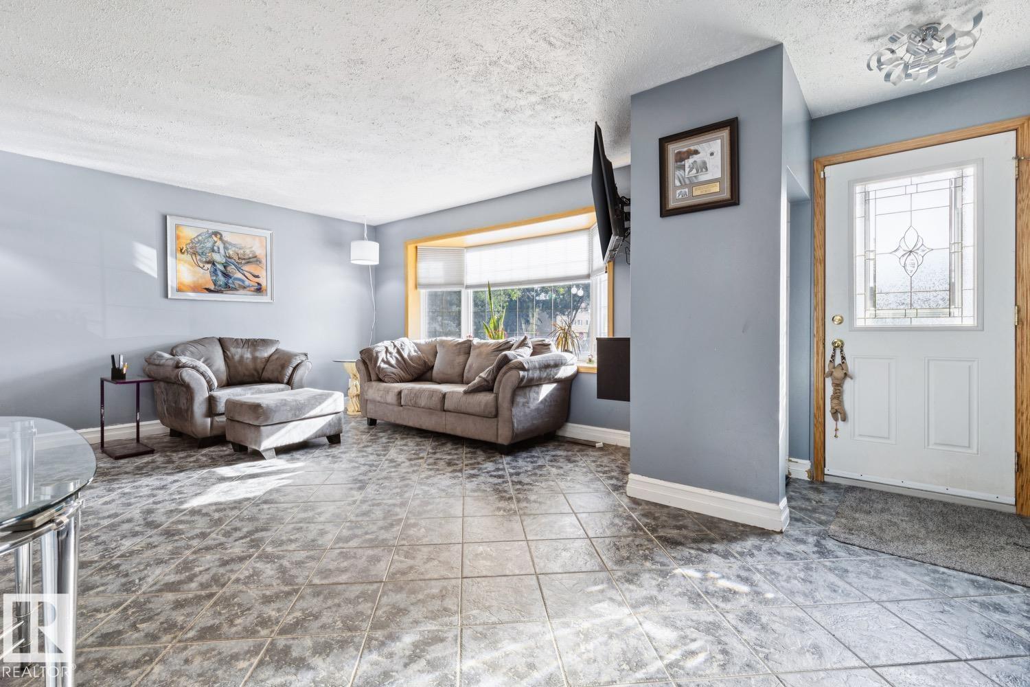 10830 159 St Nw Property Photo 2