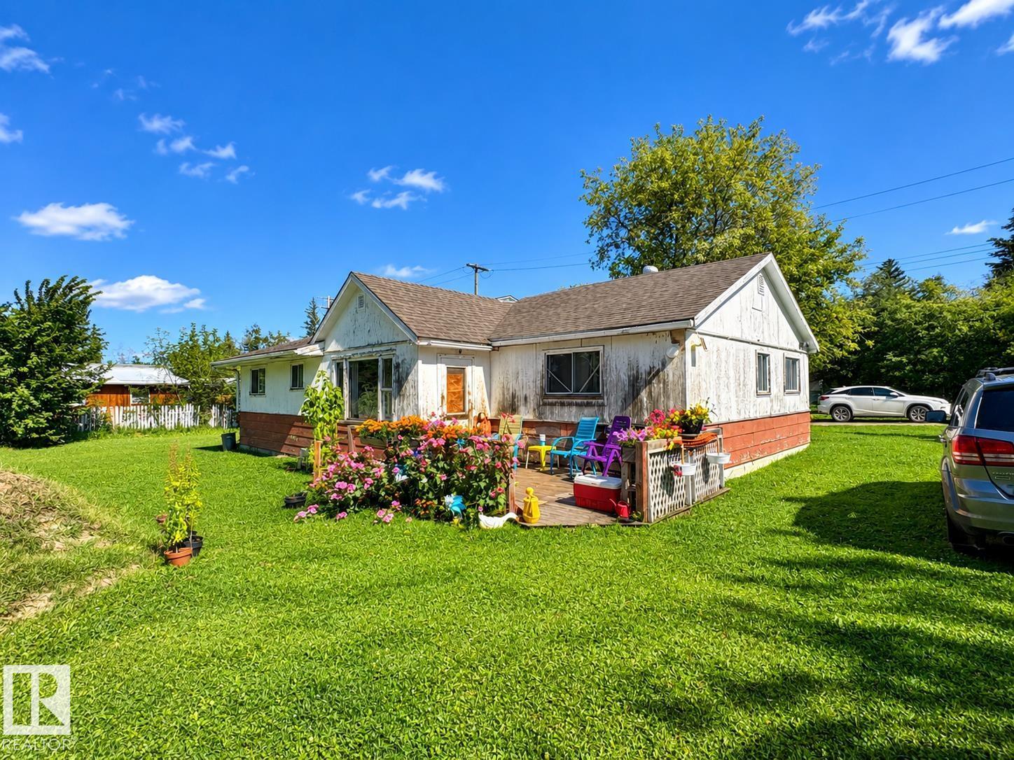 5009 51 St Property Photo 2