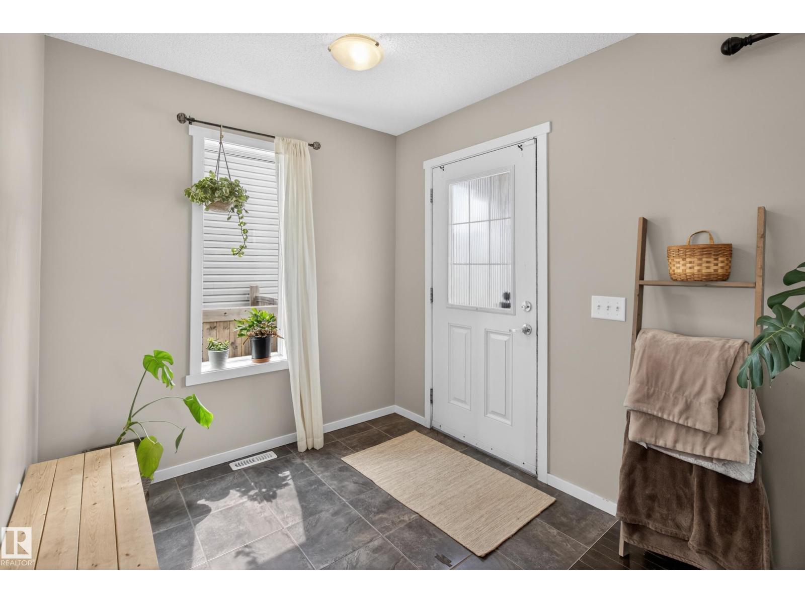 3611 12 St Nw Property Photo 4
