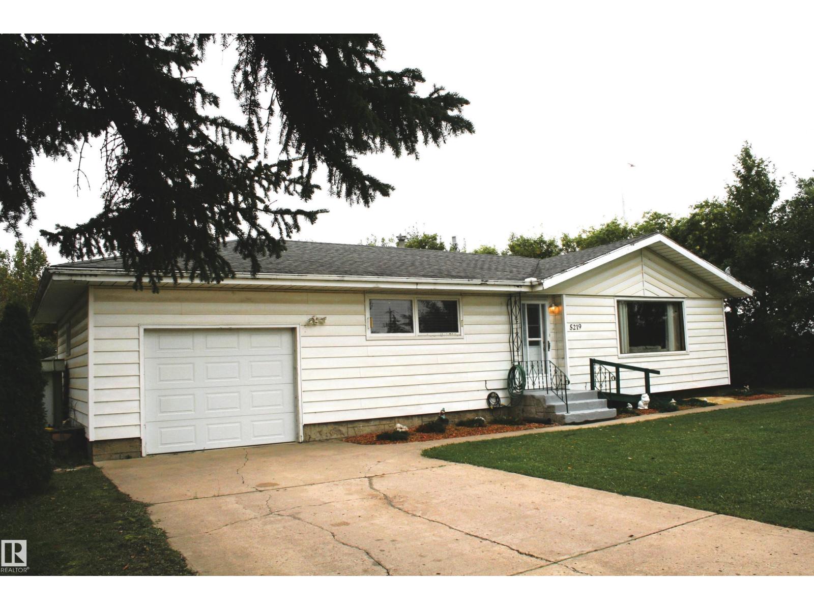 5219 52 Ave Property Photo 1