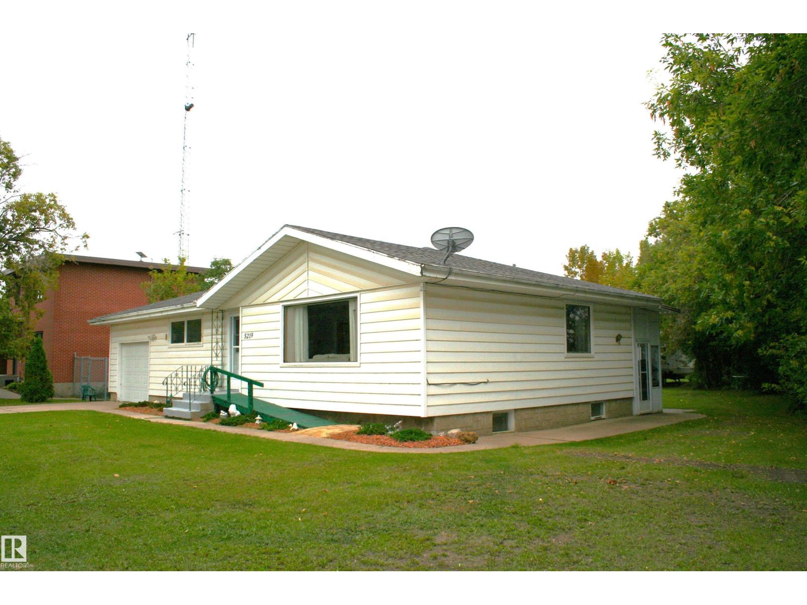 5219 52 Ave Property Photo 3