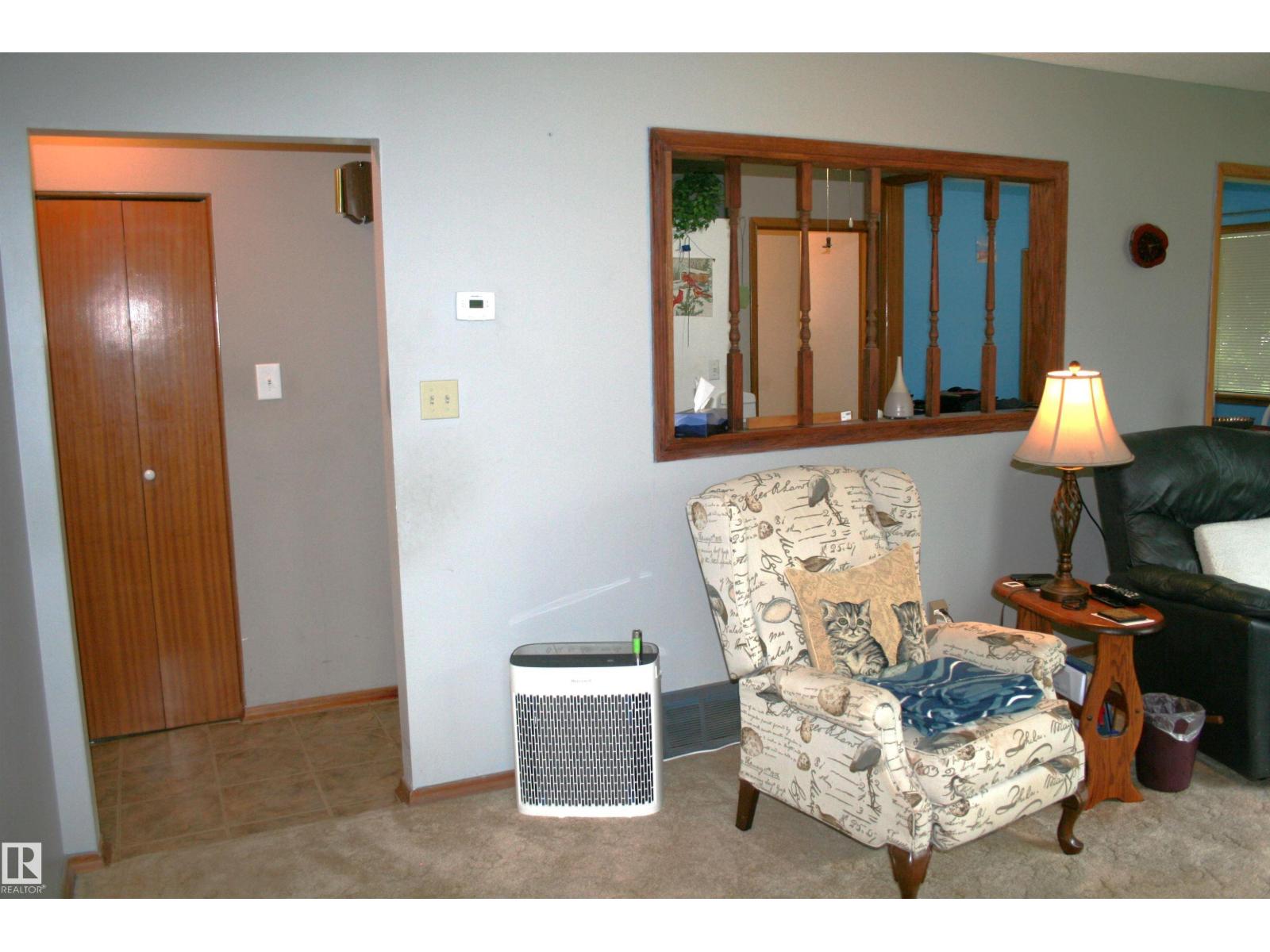 5219 52 Ave Property Photo 4