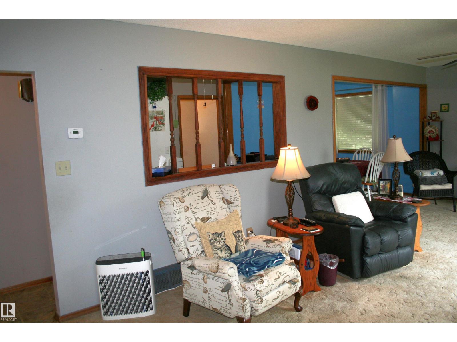 5219 52 Ave Property Photo 5